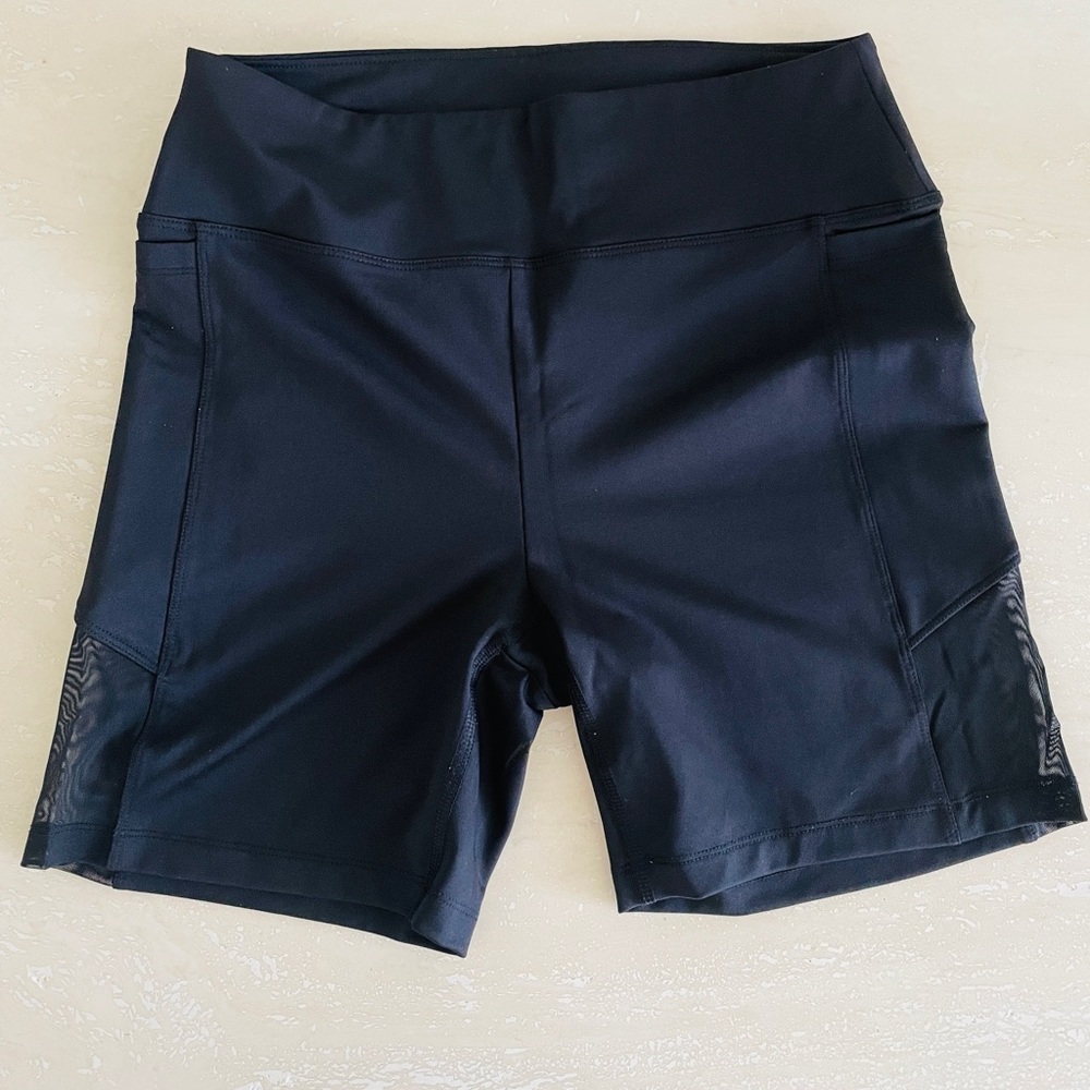 VS PINK Active Women’s Gym Yoga Shorts Pockets Tight Fit Mesh on Sides Size M